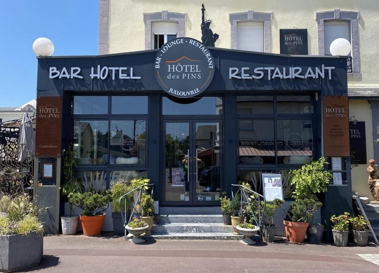 Hotel Des Pins Jullouville-les-Pins Exteriör bild