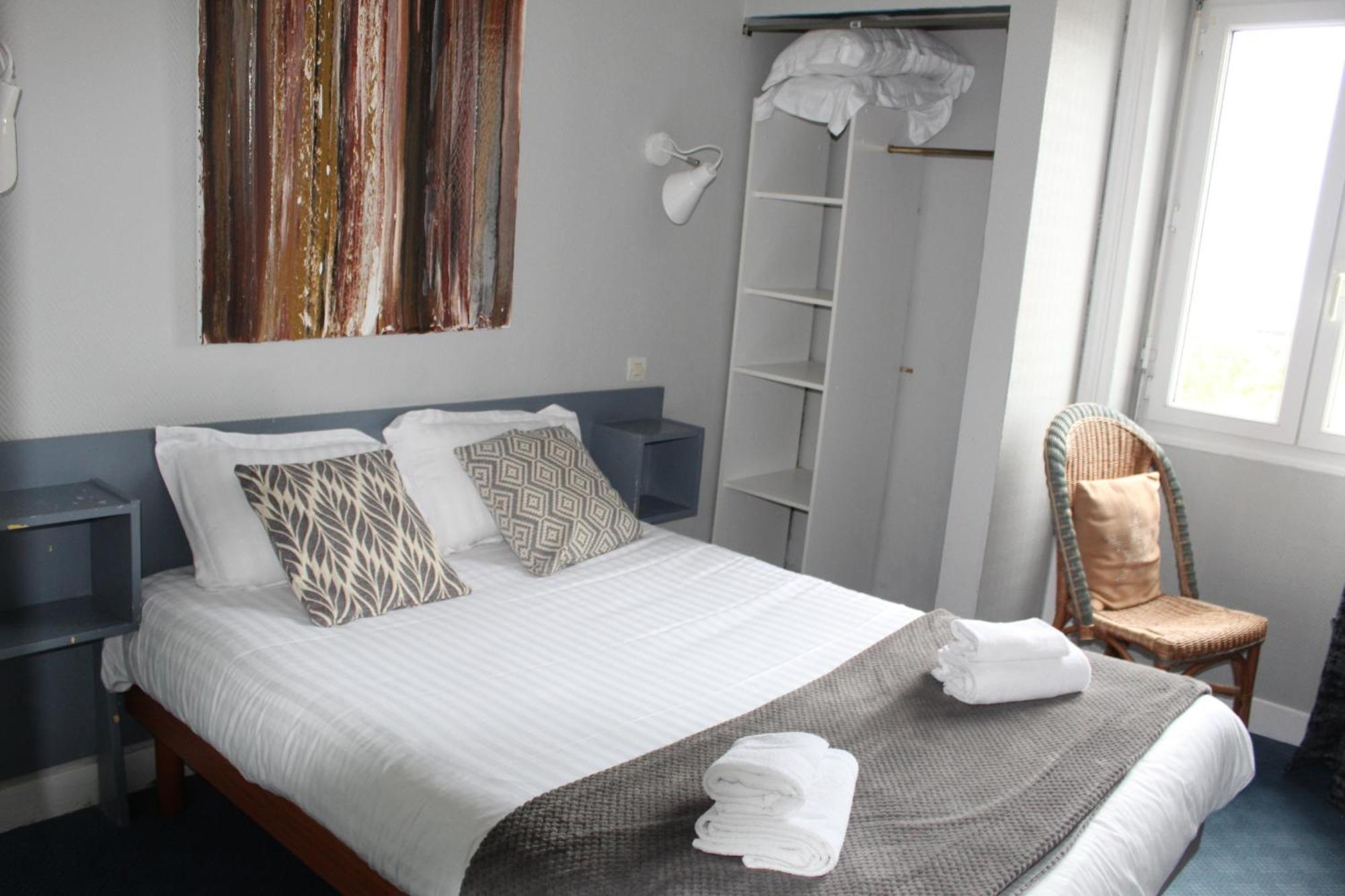 Hotel Des Pins Jullouville-les-Pins Rum bild