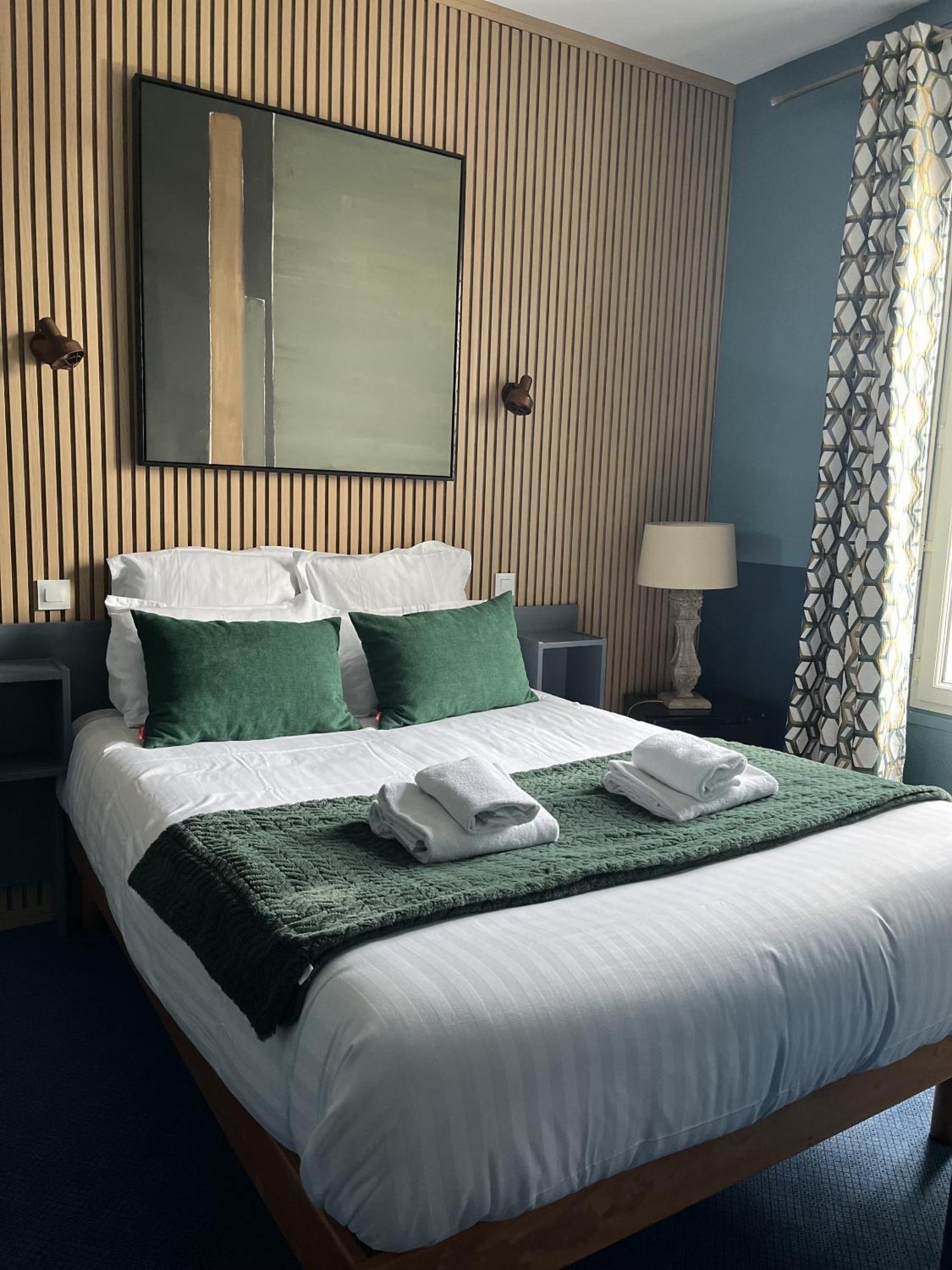 Hotel Des Pins Jullouville-les-Pins Rum bild