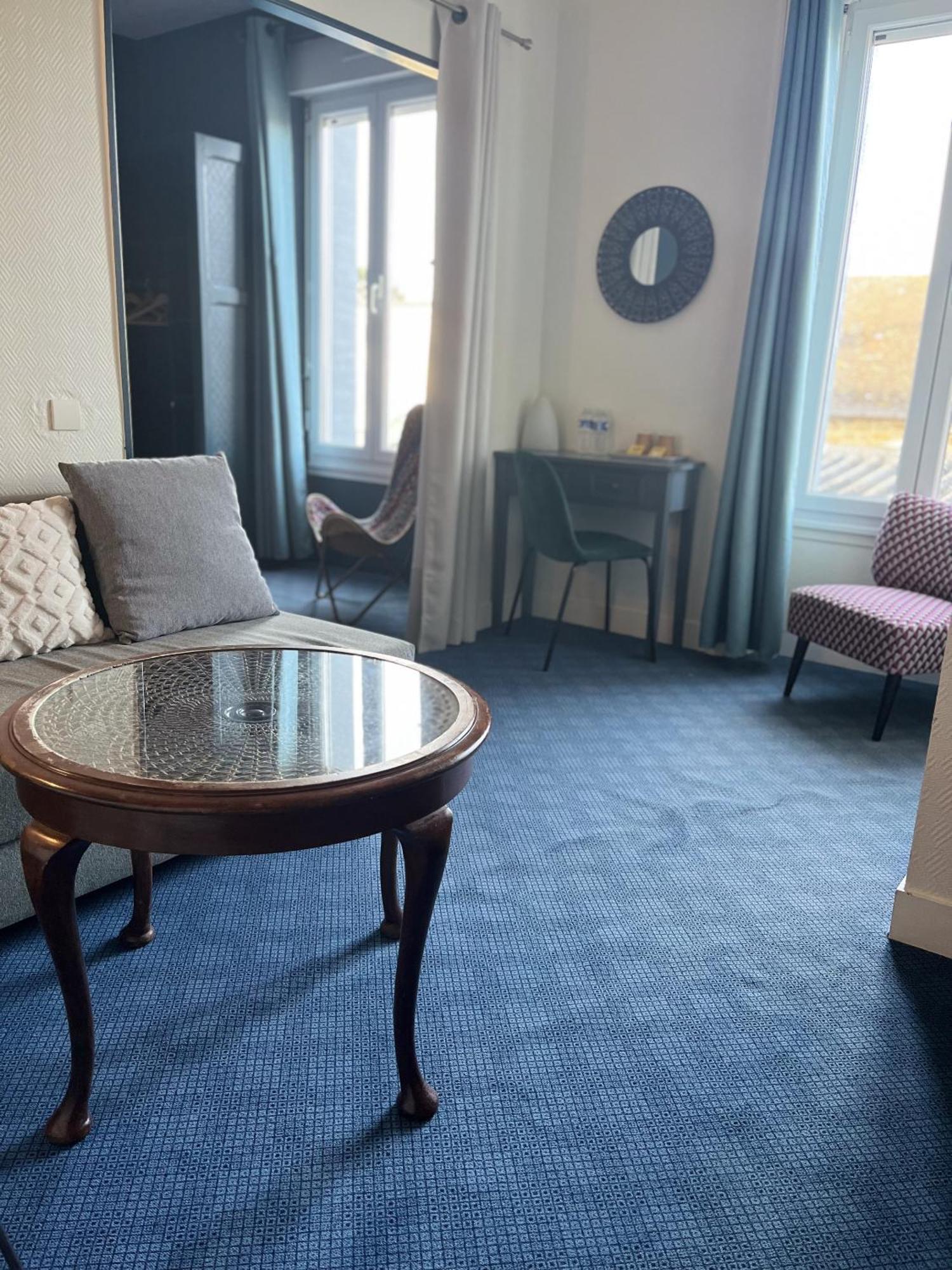 Hotel Des Pins Jullouville-les-Pins Rum bild